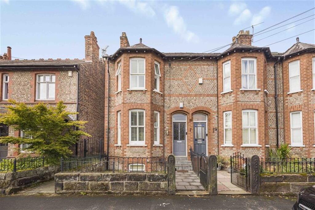 3 bedroom terraced house for sale in Elm Road, Hale, Altrincham, WA15